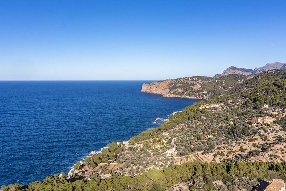 In die Natur eingebettete Villa mit Meer- und Bergblick in Deia