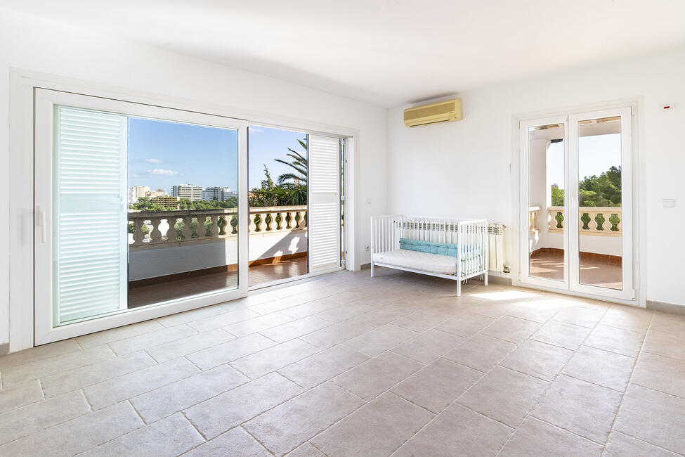 Mediterrane, renovierungsbedürftige Villa mit Pool, in Strandnähe in Palmanova