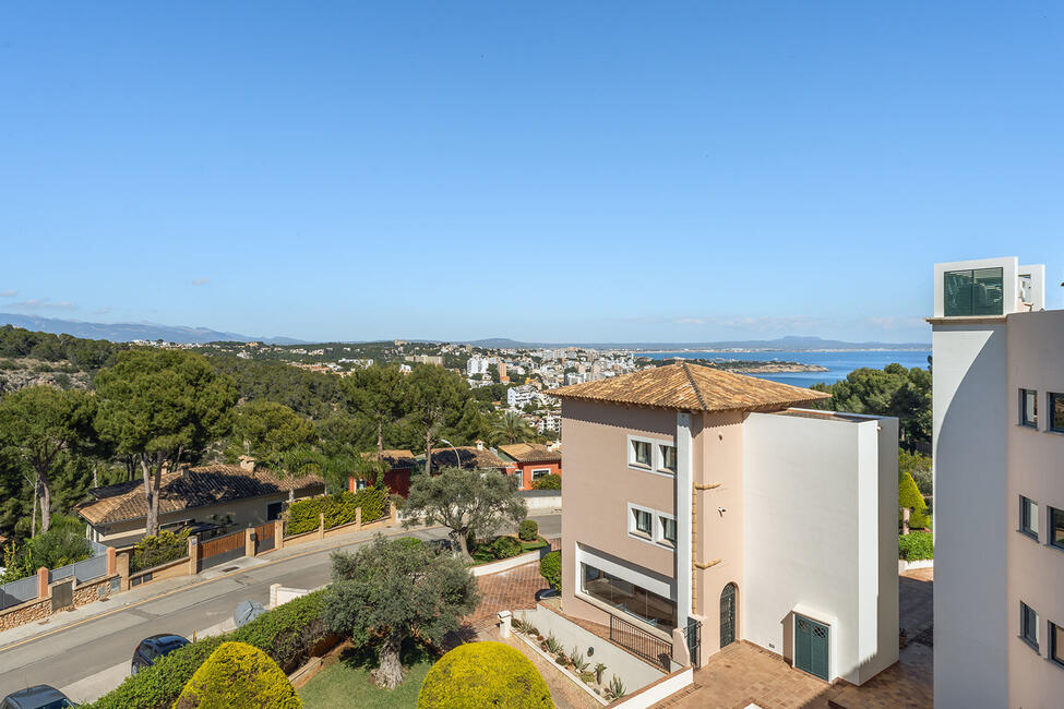 Fantástico ático con vistas al mar cerca del campo de golf en Bendinat