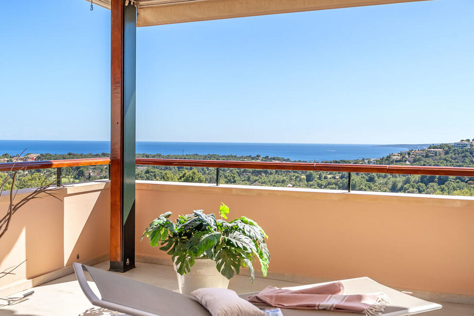 Fantástico ático con vistas al mar cerca del campo de golf en Bendinat