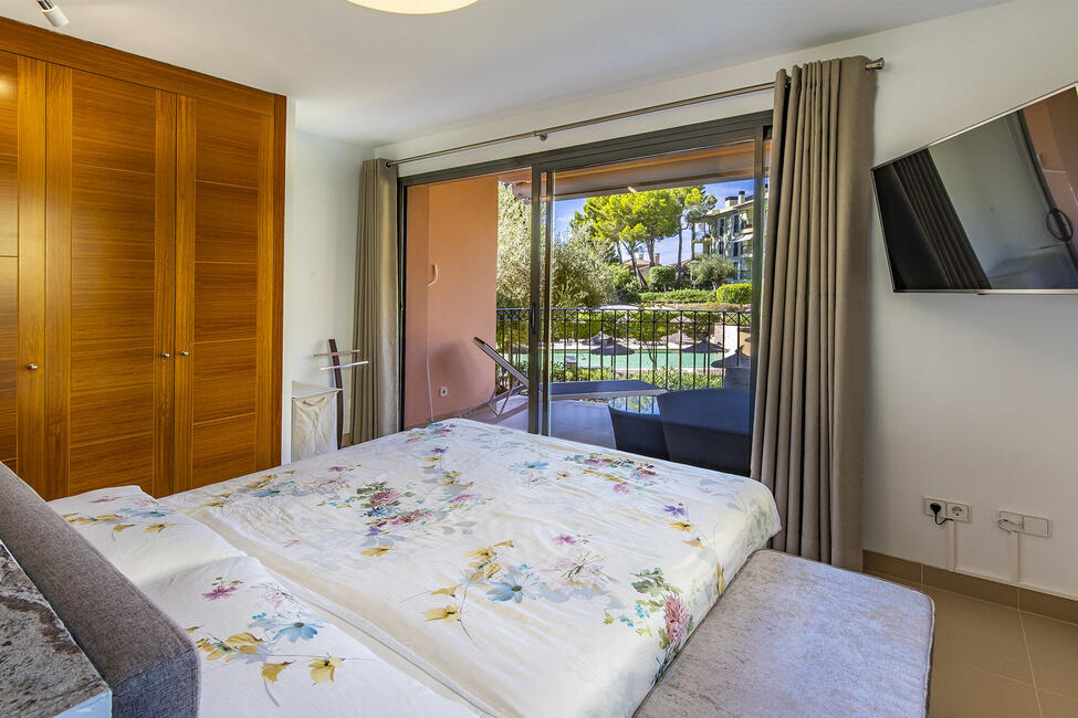 Herausragendes Erdgeschoss-Apartment mit wunderschönem Privatgarten in Camp de Mar