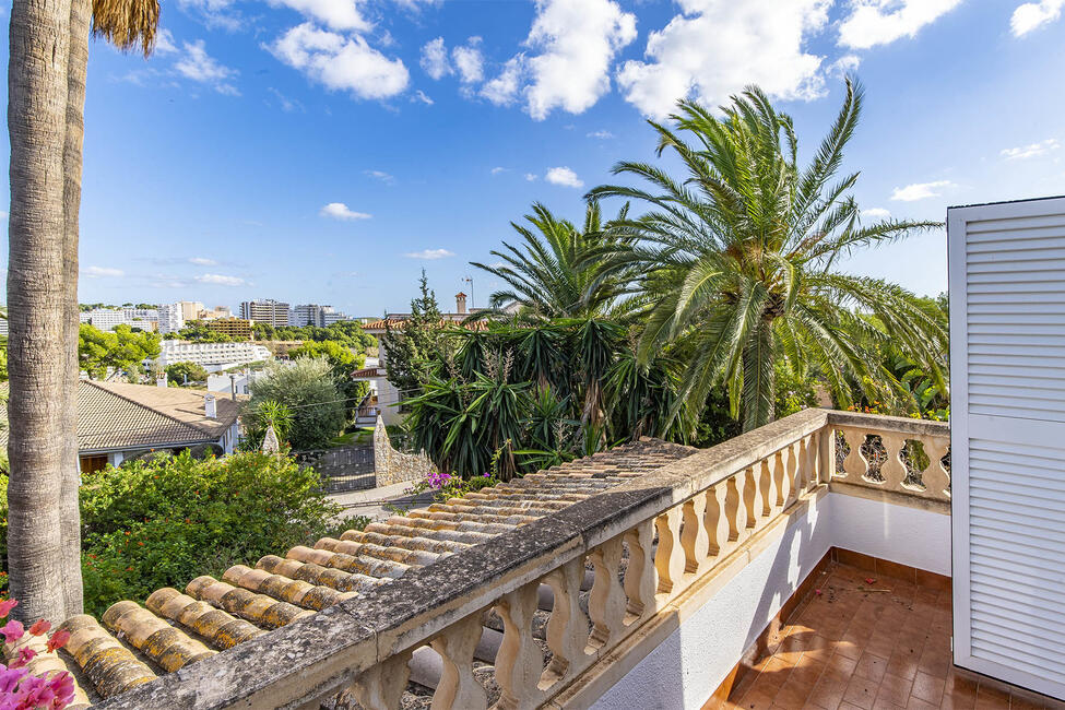 Mediterrane, renovierungsbedürftige Villa mit Pool, in Strandnähe in Palmanova