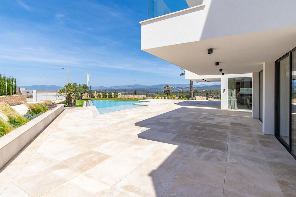 Luxus Neubau-Villa mit Innen- und Aussenpool in Son Gual