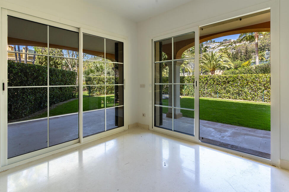 Garden apartment on the golf course with communal pool in Son Vida