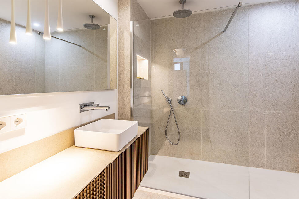 Top-renoviertes Duplex-Apartment mit Innenhof in Santa Catalina