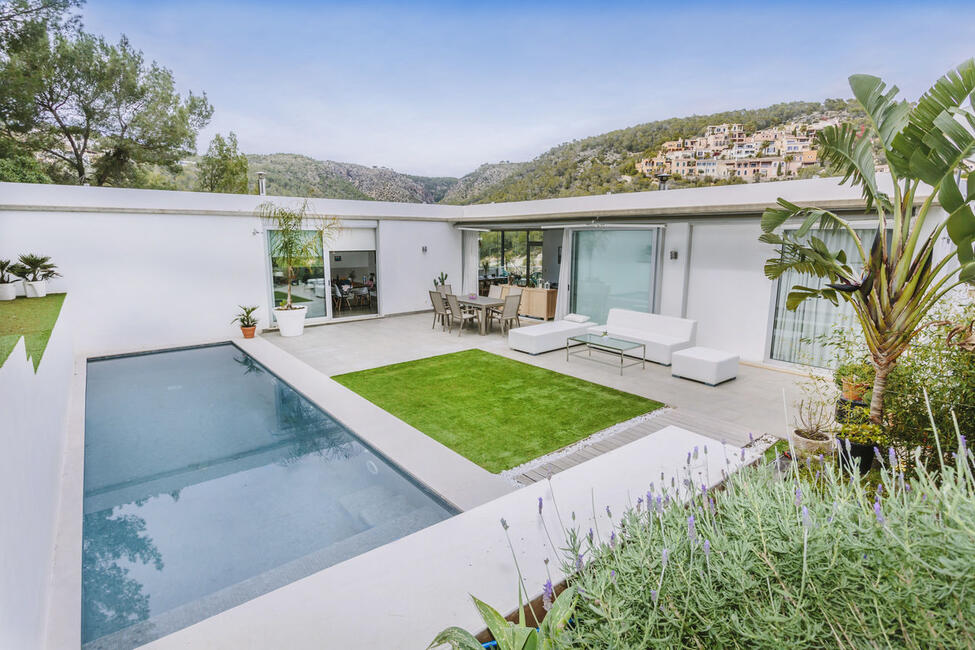 Moderne Villa mit Bergblick und Pool in Costa den Blanes