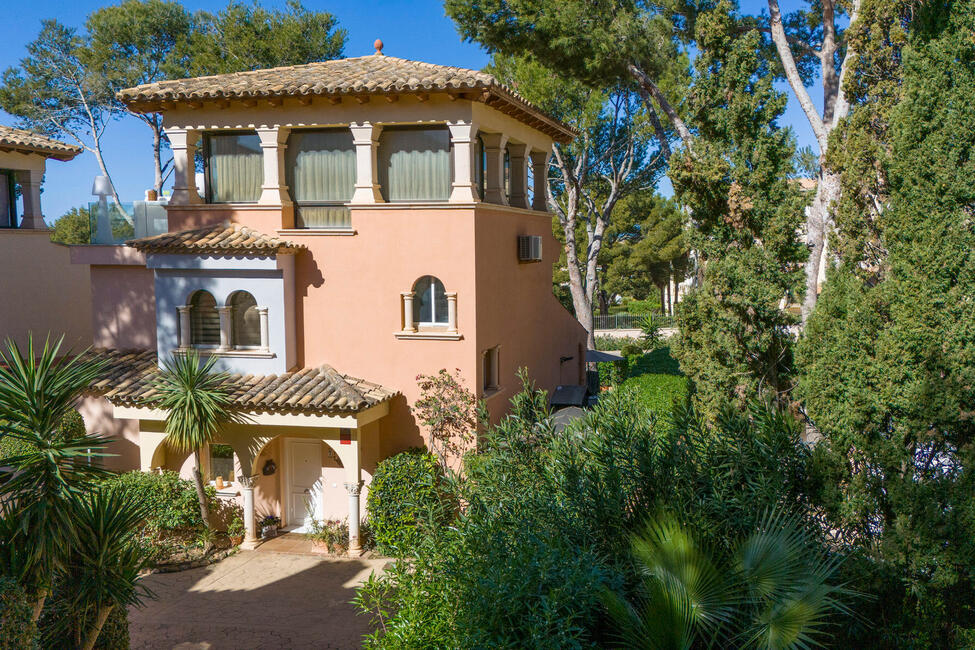 Charmante Villa mit Meerweitsicht in exklusiver Anlage mit Meerzugang in Santa Ponsa