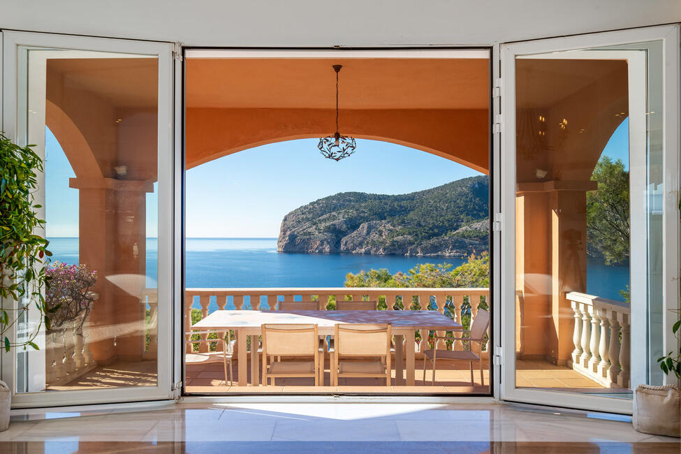 Luxury villa in 1st sea line with rental license in Camp de Mar