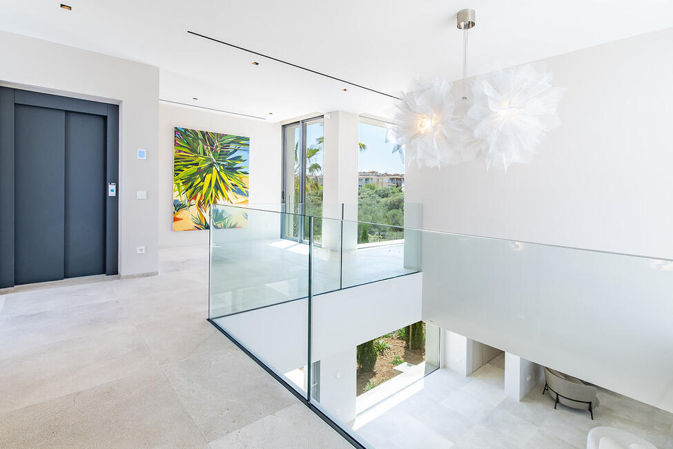 Luxus Neubau-Villa mit Innen- und Aussenpool in Son Gual