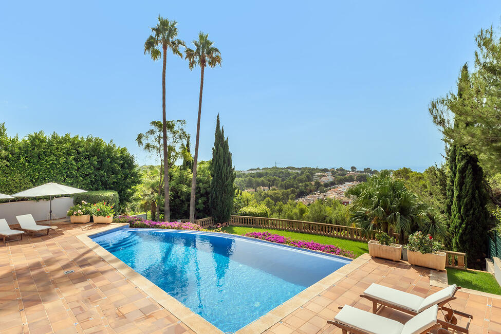 Elegante Villa mit Pool und tollem Meerblick in Bendinat