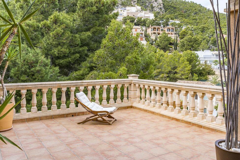 Estupendo ático con vistas a la montaña y piscina comunitaria en Puerto Andratx