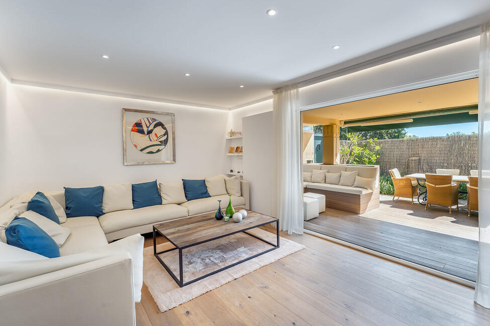 Modern townhouse with sea views and communal pool in Cas Catala