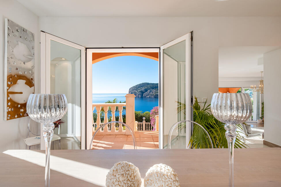 Luxury villa in 1st sea line with rental license in Camp de Mar