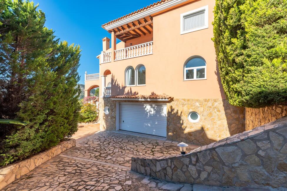 Luxury villa in 1st sea line with rental license in Camp de Mar
