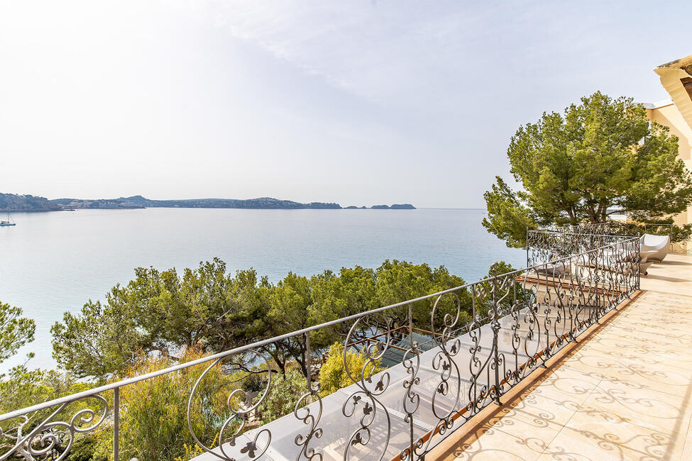 Beeindruckende Villa in 1. Meereslinie und privatem Meerzugang in Cala Fornells