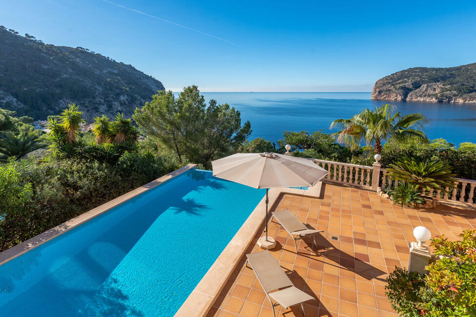 Luxury villa in 1st sea line with rental license in Camp de Mar