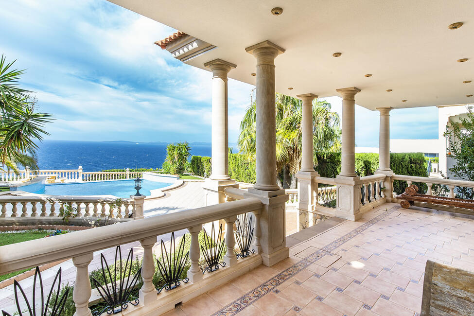 Wunderschöne mediterrane Villa in 1. Meereslinie in Bahía Grande