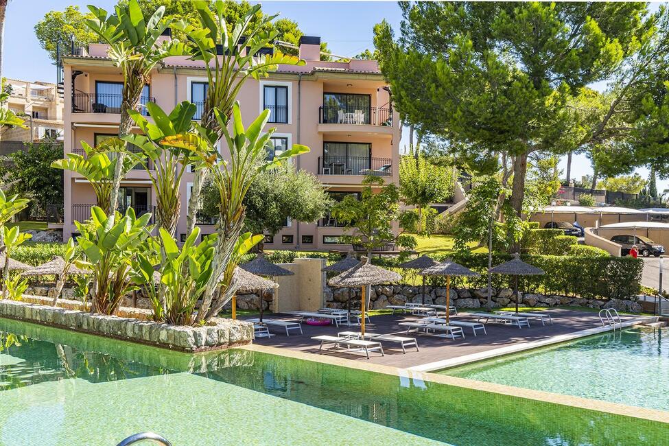 Herausragendes Erdgeschoss-Apartment mit wunderschönem Privatgarten in Camp de Mar