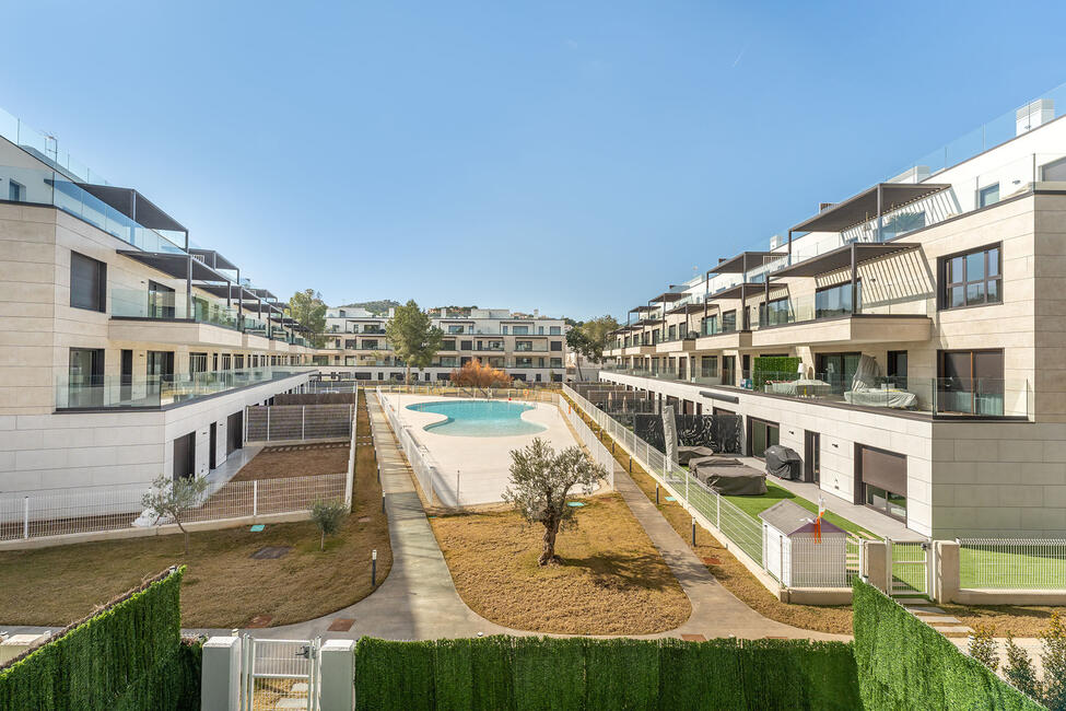Moderno piso ajardinado con piscina comunitaria en Santa Ponsa