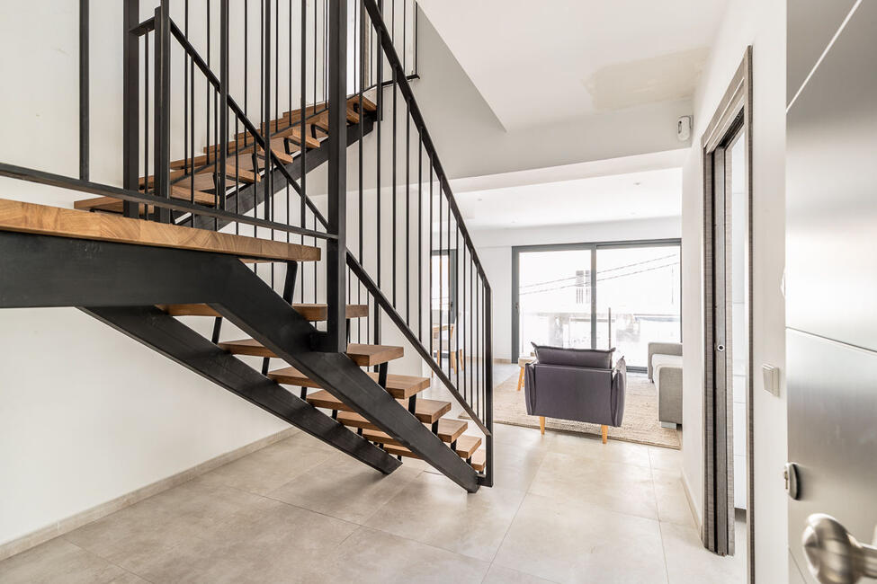 Neubau-Gebäude mit 4 Apartments und 4 Geschäftsräumen in Arenal
