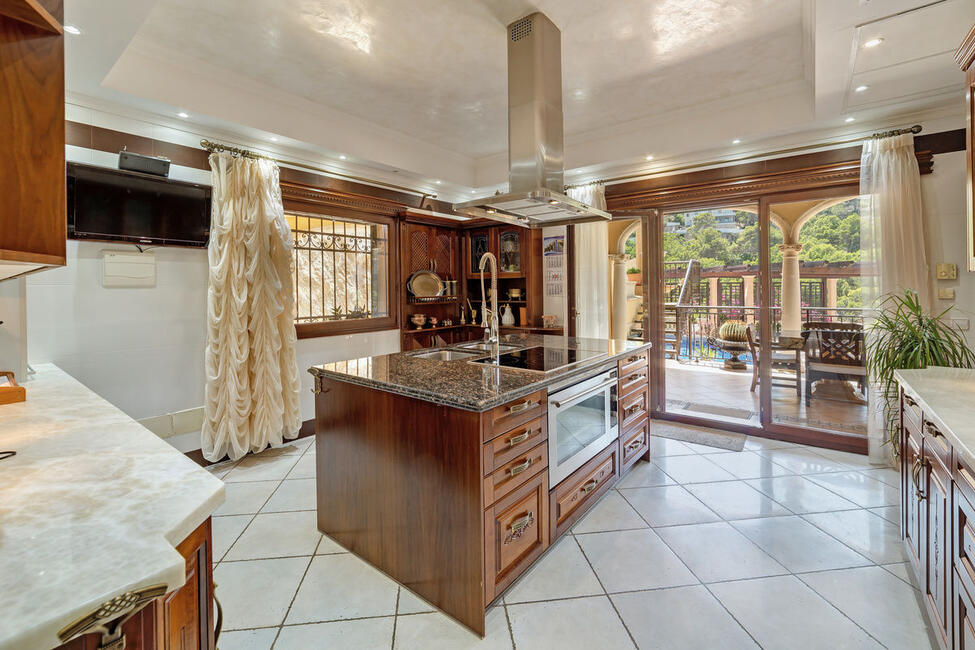 Luxuriöse Villa mit Pool und spektakulärem Meerblick in Puerto Andratx