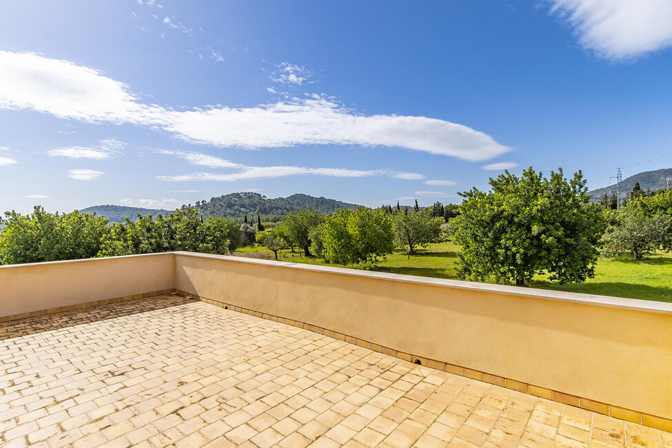 Soleada finca de nueva construcción con maravillosas vistas a la montaña y piscina en Alaró