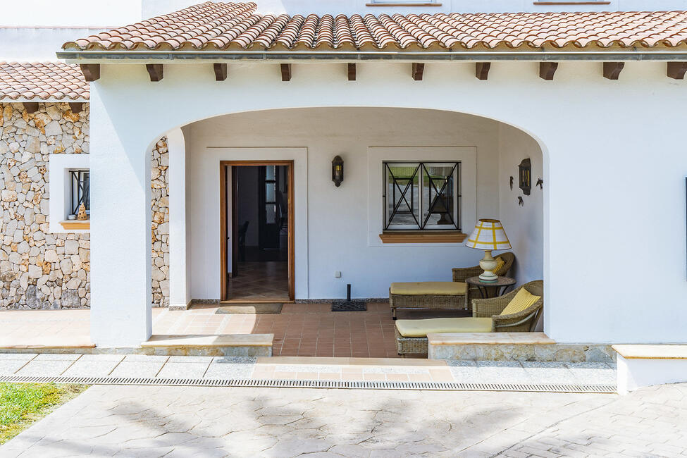 Beautiful villa in 1st sea line with vacation license near Porto Cristo