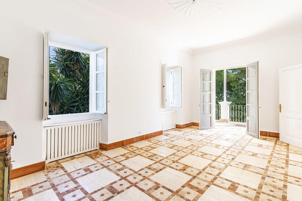 Casa señorial reformada con vistas al mar y piscina a los pies del Castillo de Bellver en Palma