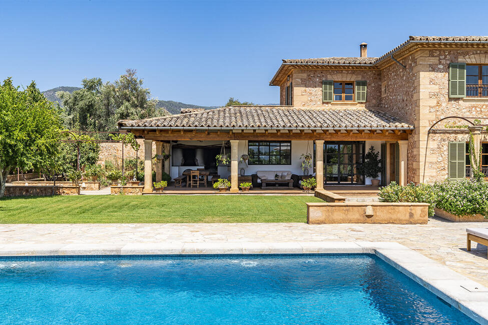 Exclusiva finca rústica con piscina y magníficas vistas a la montaña en Santa María