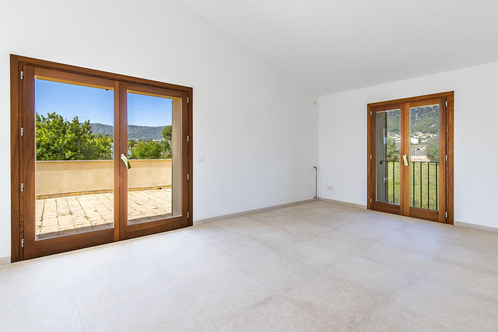 Soleada finca de nueva construcción con maravillosas vistas a la montaña y piscina en Alaró