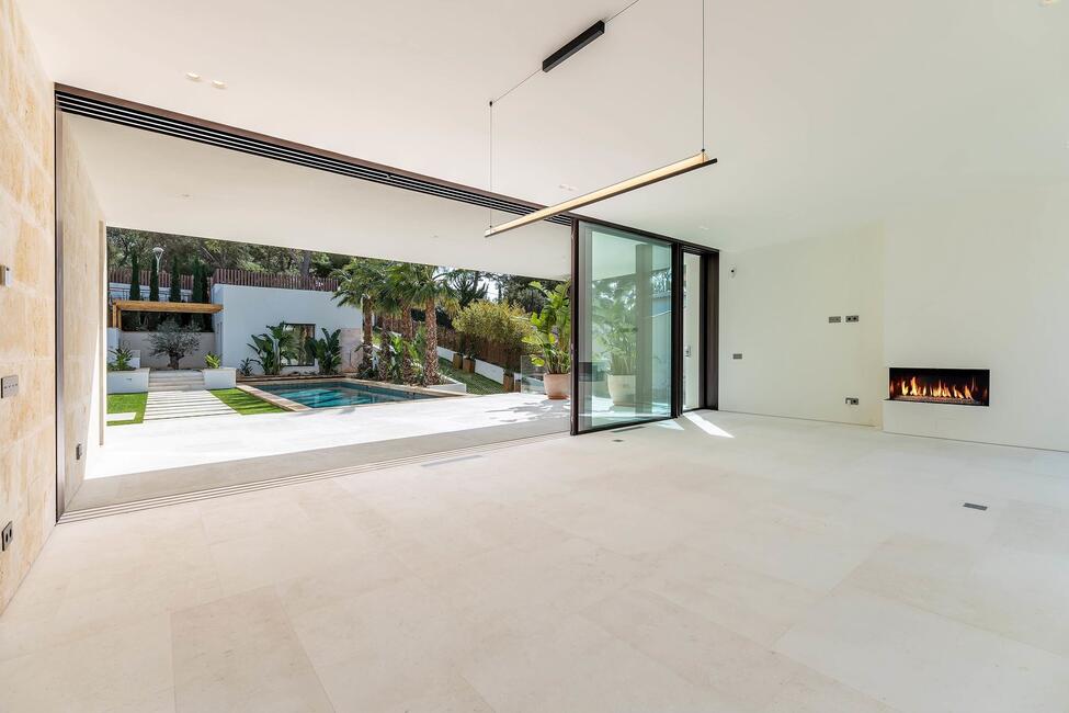 Wunderschöne Neubau-Villa mit traumhaften Poolbereich und Gästeapartment in Bendinat