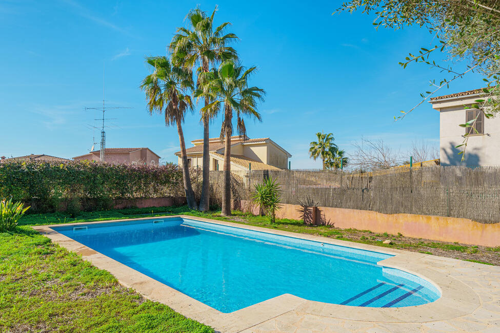 Villa mediterránea con piscina y vistas al mar en Sa Torre