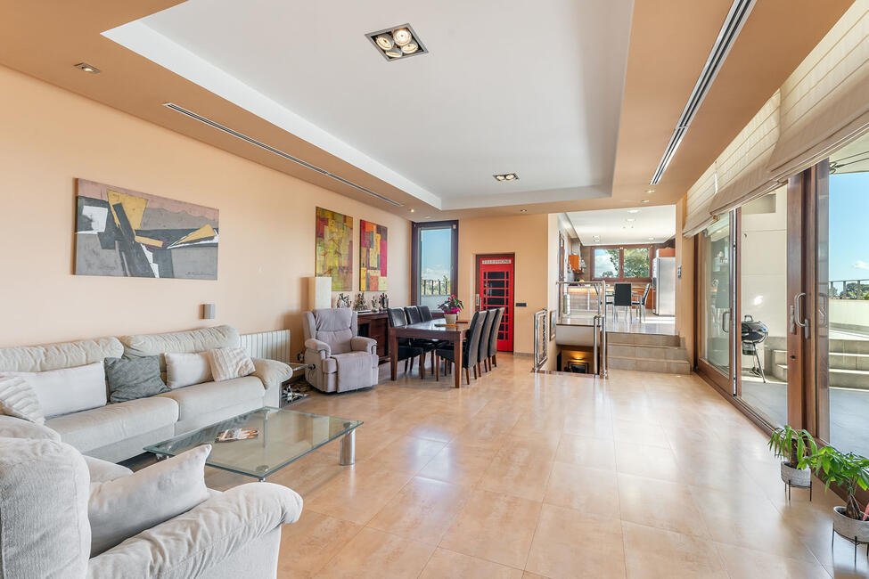 Schöne Villa in fantastischer Lage mit Meerblick und Pool in Genova