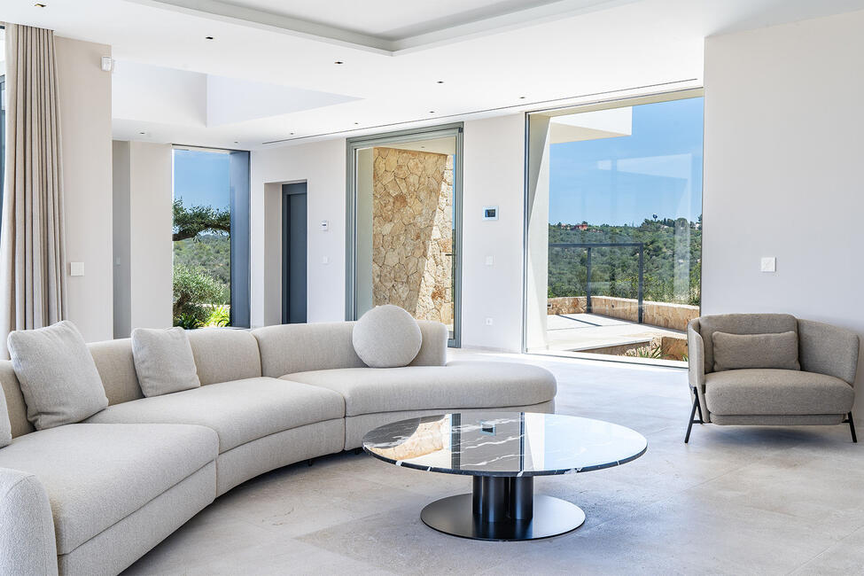 Luxus Neubau-Villa mit Innen- und Aussenpool in Son Gual