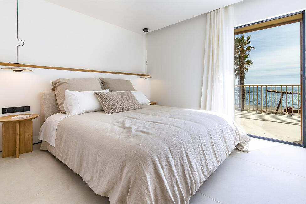 Luxuriously renovated apartment in 1st sea line in Palma-Portixol