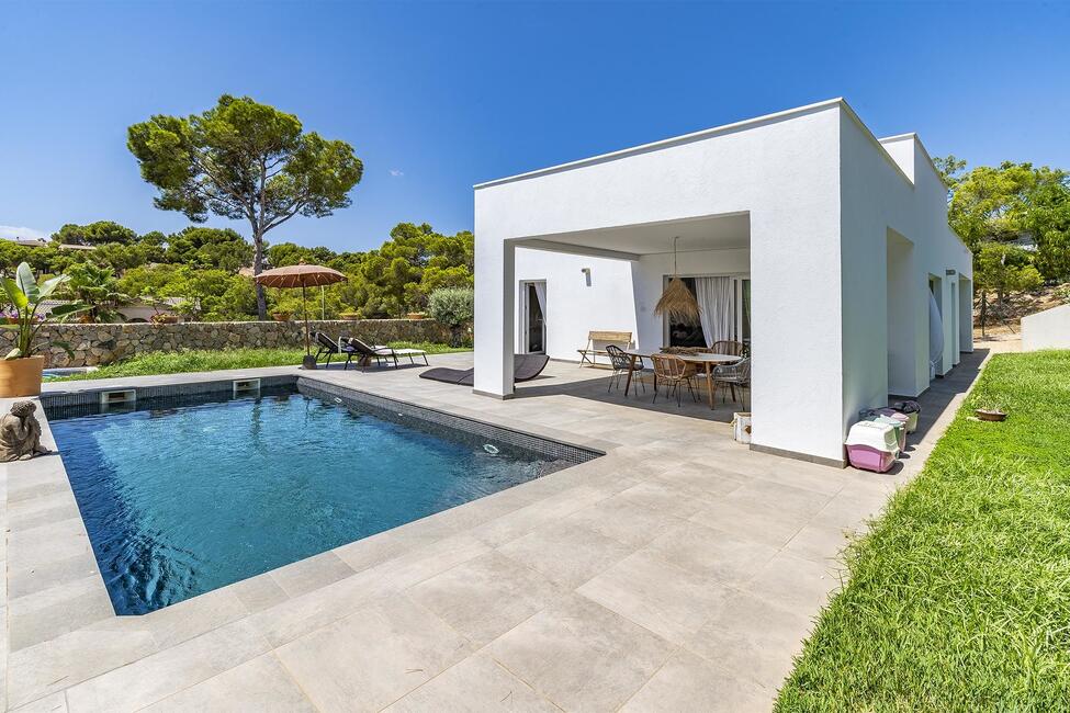 Modern villa with pool in Cala Vinyas