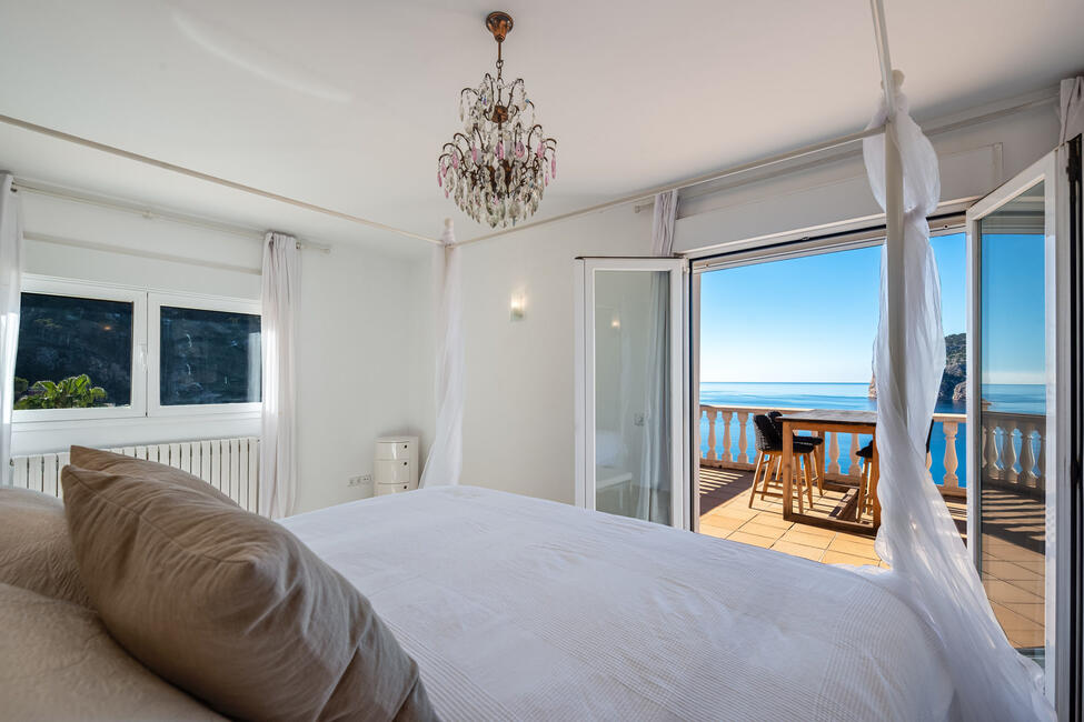 Luxury villa in 1st sea line with rental license in Camp de Mar