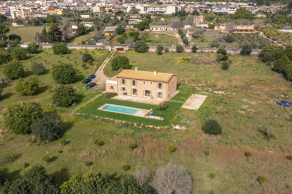 Soleada finca de nueva construcción con maravillosas vistas a la montaña y piscina en Alaró