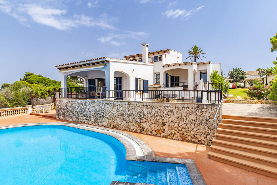 Beautiful villa in 1st sea line with vacation license near Porto Cristo