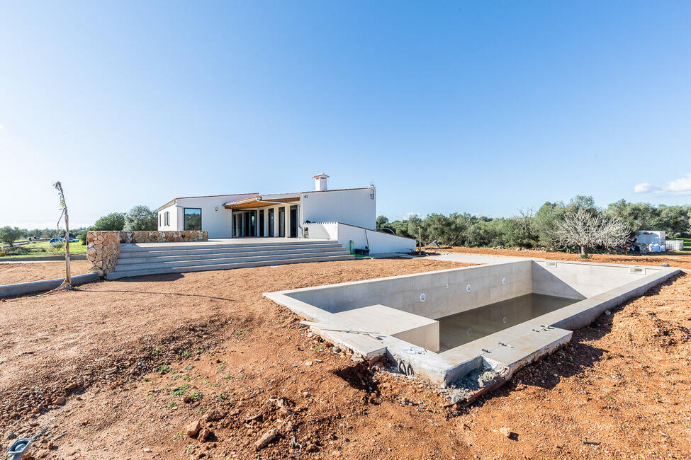 Moderne Neubau-Finca mit 23.000 m2 Grundstück und Pool in Campos