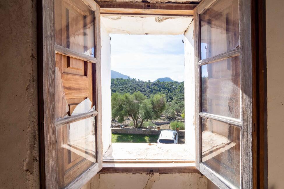 Renovierungsbedürftige Finca mit 710.000 m2 Grundstück in Escorca