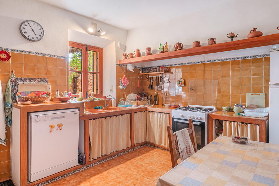 Renovierungsbedürftige Finca mit 9.6 ha Land in ruhiger Lage bei Alaro