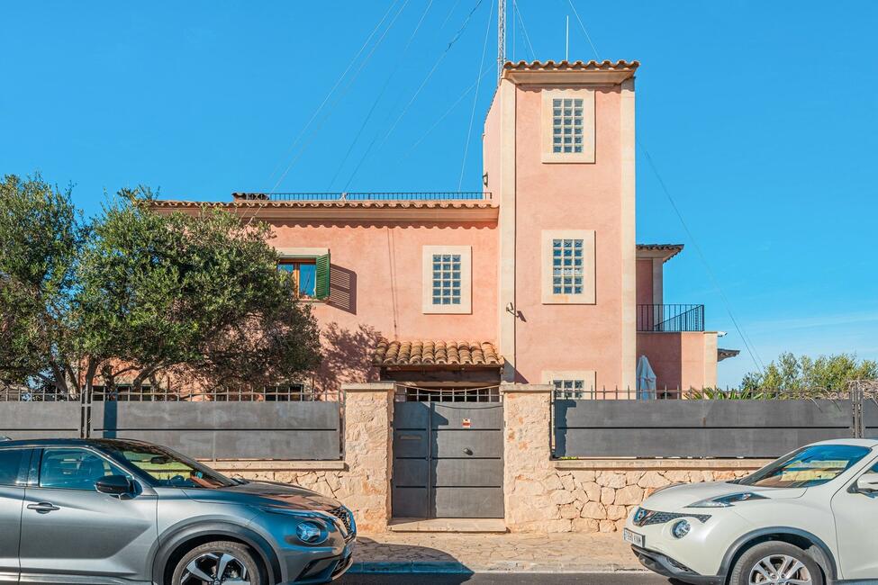 Mediterrane Villa mit Pool und Meerblick in Sa Torre