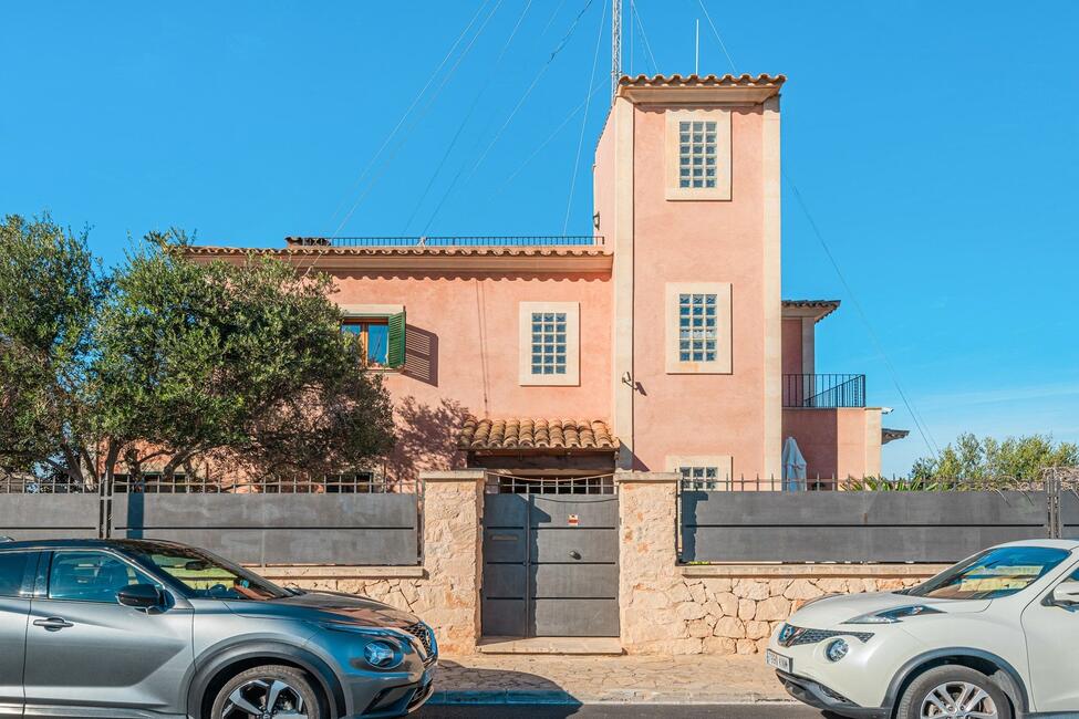 Villa mediterránea con piscina y vistas al mar en Sa Torre