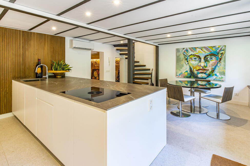 Top-renoviertes Duplex-Apartment mit Innenhof in Santa Catalina