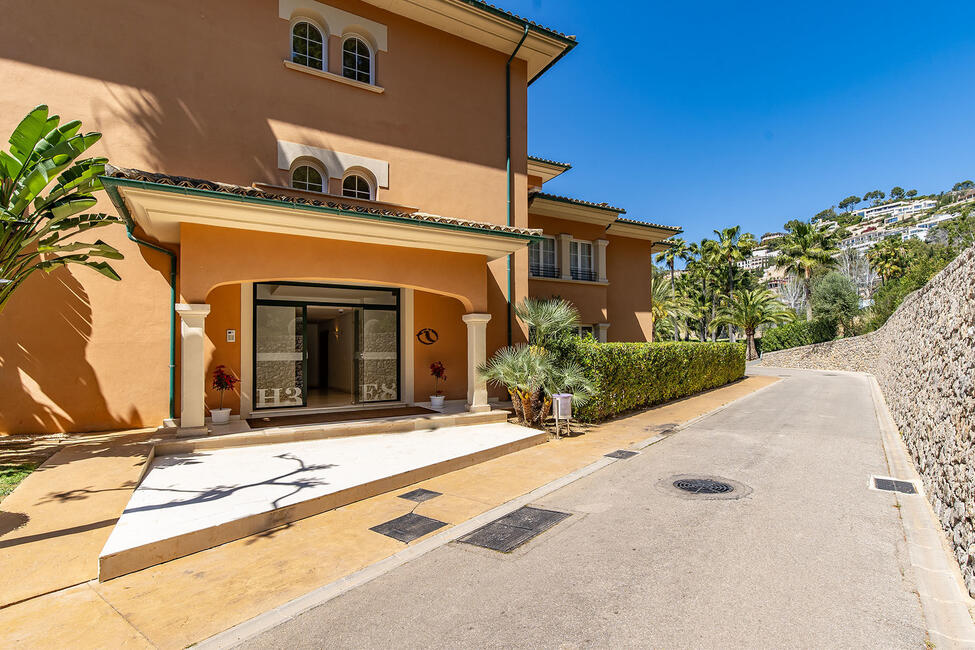 Garden apartment on the golf course with communal pool in Son Vida