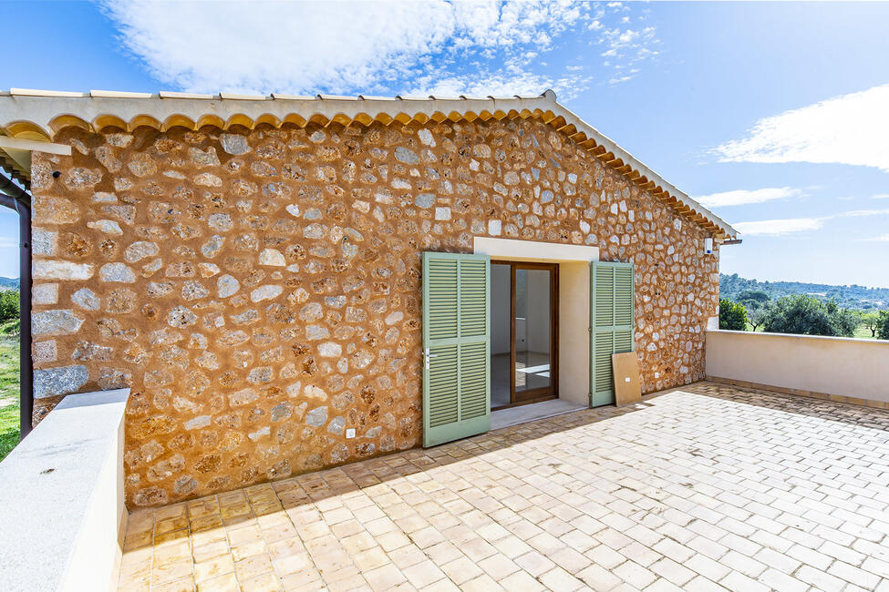 Soleada finca de nueva construcción con maravillosas vistas a la montaña y piscina en Alaró