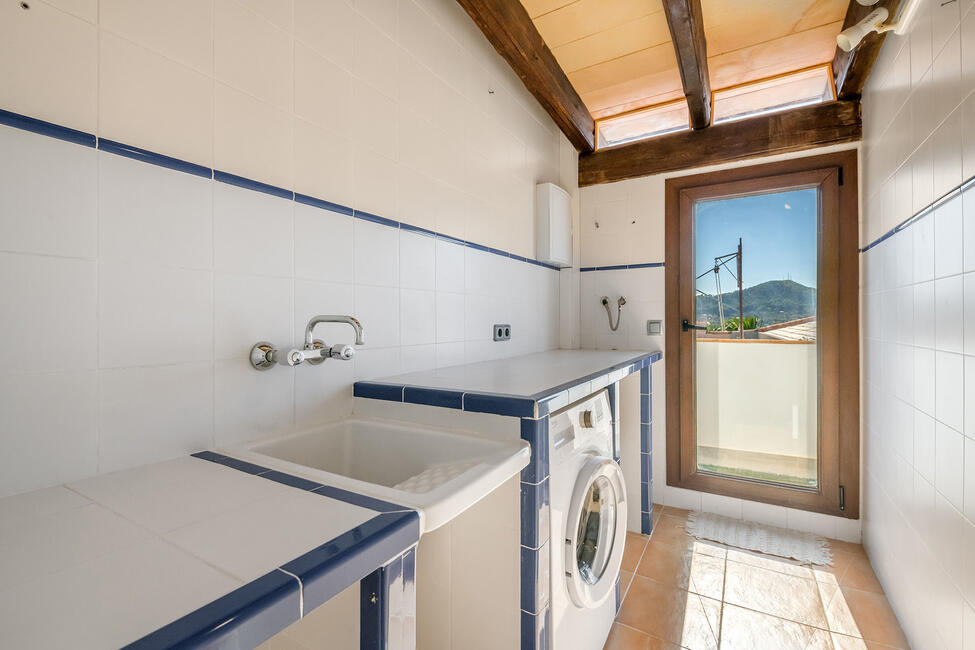 Renoviertes Stadthaus im modernen Stil mit Dachterrasse in Andratx