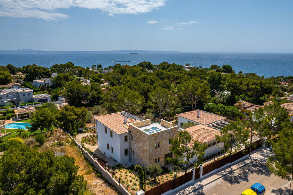 Hübsche Neubau-Villa mit Pool und Teilmeerblick in Sol de Mallorca