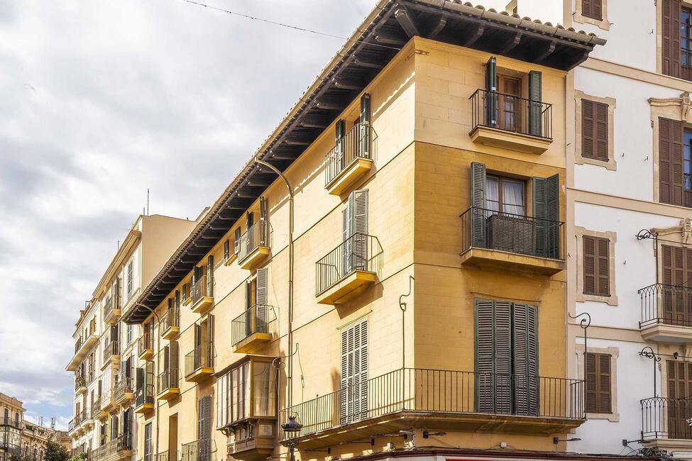 Elegante ático en el casco antiguo con terraza en la azotea y garaje en Palma